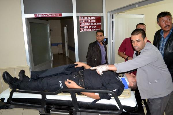 Otomobil, traktör çarpıştı: 4'ü polis, 5 kişi yaralandı