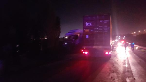 2 TIR ile otomobil çarpıştı: 1 ölü, 2 yaralı