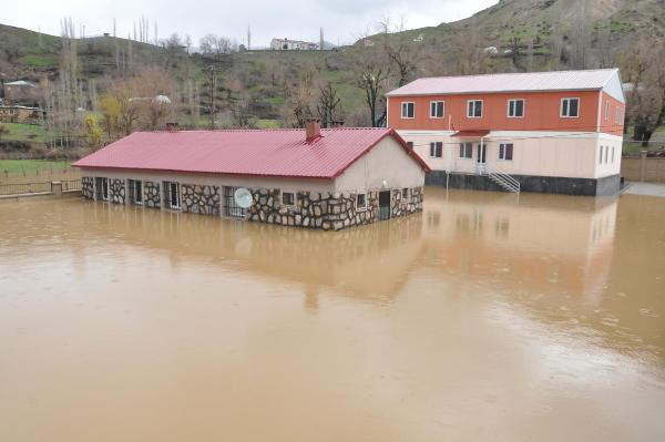 Bitlis'te selden dolayı 40 köy ve 45 mezrada ulaşım sağlanamıyor
