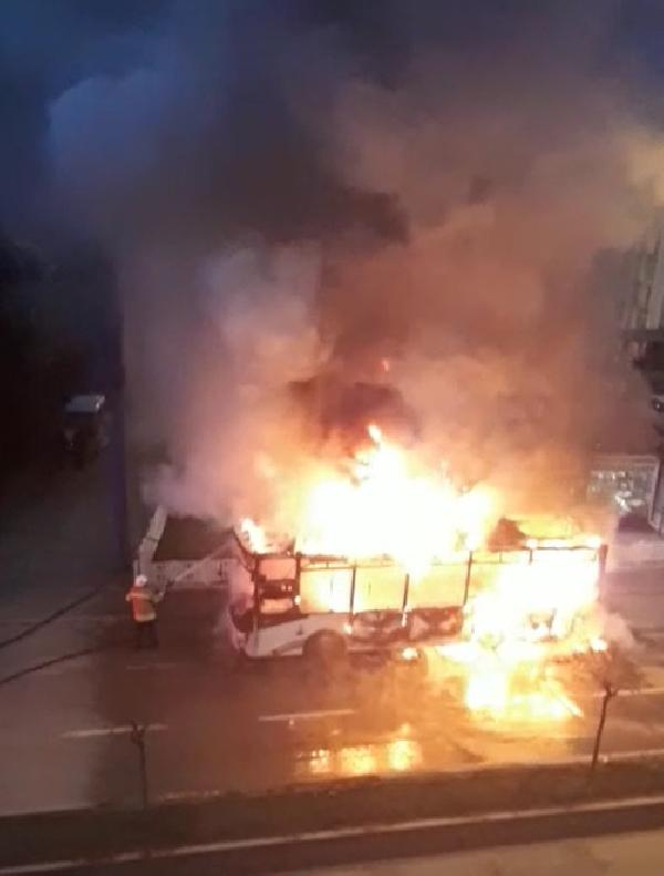 Çanakkale'de halk otobüsü alev alev yandı